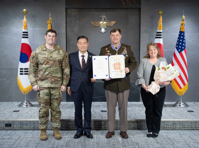 신원식 국방부장관이 1일 국방부에서 벌러슨 미 8군사령관에게 보국훈장 국선장을 수여한 이후 벌러슨 사령관의 부인, 미 육군 대위로 복무 중인 벌러슨 사령관의 아들(오른쪽 첫번째)과 함께 기념사진을 촬영하고 있다. 사진 제공=국방부