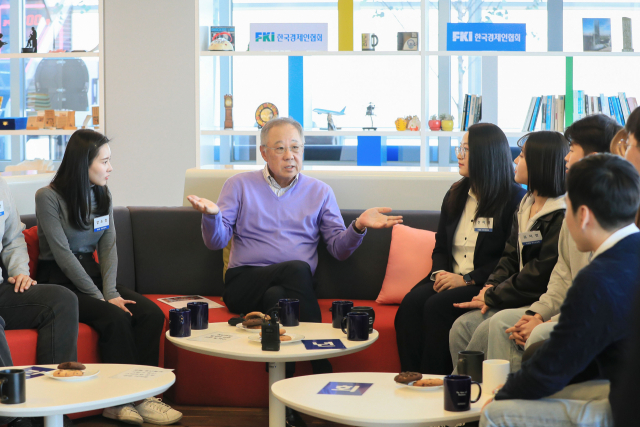 류진(왼쪽 두 번째) 한국경제인협회 회장이 1일 FKI타워에서 열린 '청년자문단 초청 간담회'에서 참석자들과 이야기를 나누고 있다. 사진제공=한경협