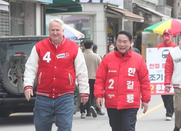 지난 3월 31일 한길룡 국민의힘 파주을 후보(오른쪽) 지원 유세 나선 인요환 국민의미래 선거대책위원장이 함께 걷고 있다. 사진 제공=한길룡 캠프