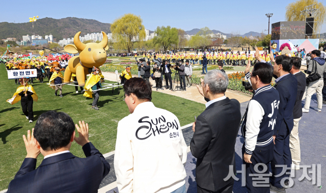 1일 순천만국가정원에서 열린 개막식에서 캐릭터 퍼레이드가 진행중이다. 사진 제공=문체부