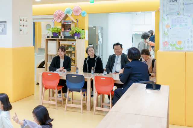 주형환(왼쪽 세번째) 저출산고령사회위원회 부위원장이 1일 서울 서대문구의 보육 시설에서 종사자들의 의견을 청취하고 있다. 사진제공=저고위