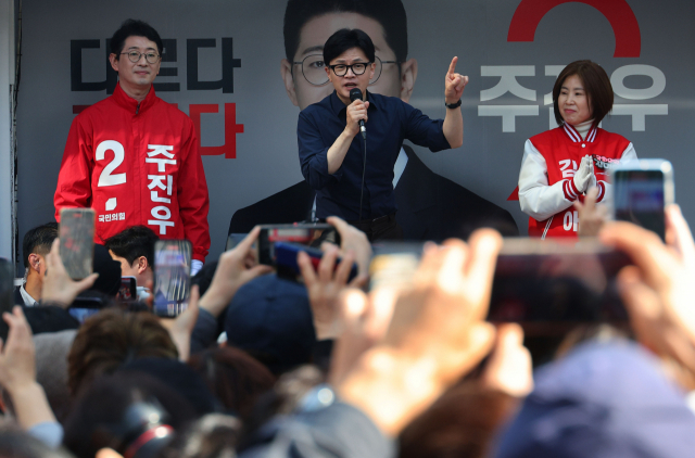 한동훈(가운데) 국민의힘 비상대책위원장이 1일 부산 해운대구 선셋비즈니스호텔 앞에서 주진우(부산 해운대구갑) 후보, 김미애(부산 해운대구을) 후보의 지지를 호소하고 있다. 연합뉴스