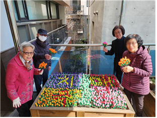 서울 은평구 치매안심센터의 ‘반갑다방’에서 활동하는 어르신들이 종이꽃을 만들어 심은 ‘한뼘 미술관’ 모습. 사진 제공=서울 은평구