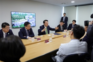 담화 직후 지역병원 찾은 尹 "의사단체 나뉘어져 대화 쉽지않아"