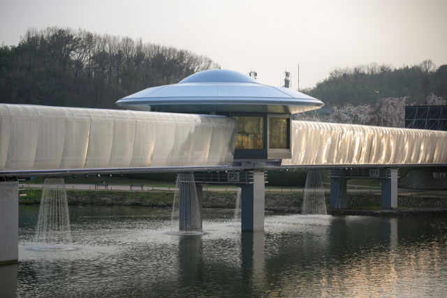 순천만국가정원 동문과 서문을 잇던 ‘꿈의 다리’에 우주선(UFO) 모양의 조형물 ‘스페이스 브릿지' 사진 제공=순천시