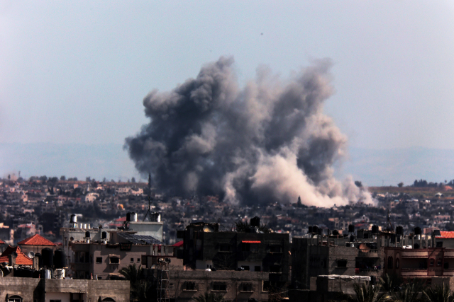 이스라엘과 팔레스타인 무장정파 하마스 간 전쟁이 장기화하는 가운데 이스라엘이 가자지구를 향해 가한 폭격에 연기가 치솟고 있다./UPI연합뉴스