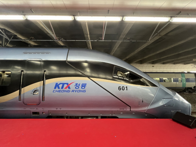KTX개통 20주년을 맞은 1일 대전역 한국철도공사 본사에서 열린 기념행사에서 신형 KTX-청룡이 이름과 모습을 처음 공개했다. /사진=코레일