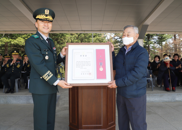 1일 육군 제25보병사단에서 고태남 인사사령관이 3남 고(故) 이영곤 일병의 화랑무공훈장을 유가족에게 전수하고 있다. 사진 제공=육군