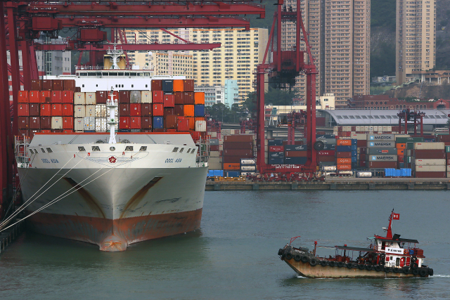 홍콩의 한 항구에서 컨테이너 선적 작업이 한창이다./UPI연합뉴스