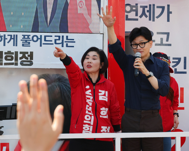 한동훈(오른쪽) 국민의힘 비상대책위원장이 1일 부산 연제구 연산역 앞에서 김희정(부산 연제구) 후보의 지지를 호소하고 있다. 부산=연합뉴스