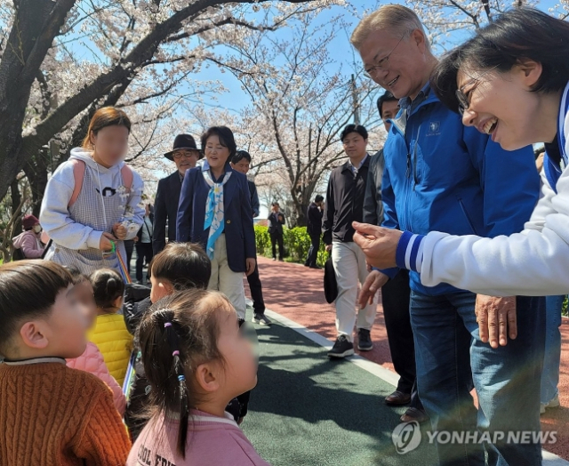 문재인 전 대통령이 1일 더불어민주당 배재정 후보가 출마한 부산 사상구를 찾아 시민들과 인사하고 있다. 사진 제공=독자