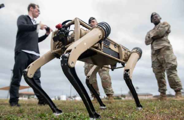 공군기지에 대한 순찰 임무 목적으로 투입된 로봇 군견. 사진 제공=미 공군