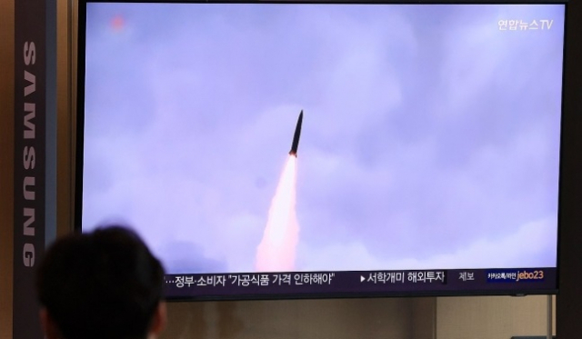 북한이 동해상으로 탄도미사일을 발사한 지난 3월 18일 오전 서울역 대합실에서 시민들이 관련 보도를 보고 있다. 연합뉴스