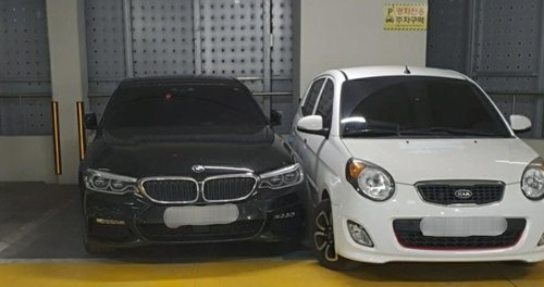 주차선을 넘어온 BMW 차량 옆에 경차가 주차돼 있다. 연합뉴스