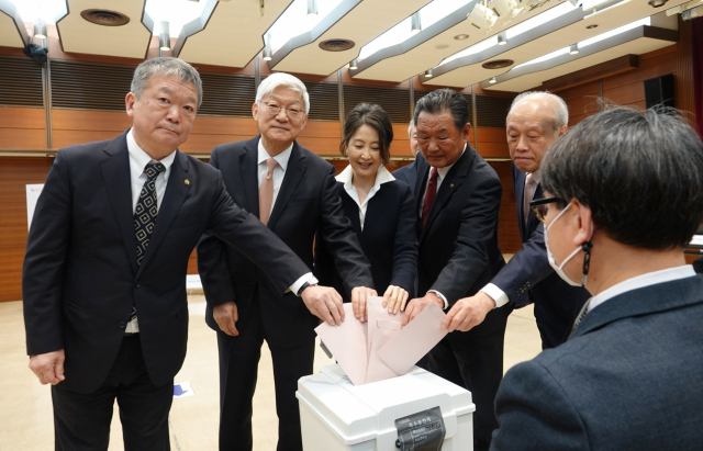 국회의원선거 재외투표가 시작된 27일 윤덕민 주일 한국대사(왼쪽 두번째)가 일본 도쿄 총영사관에 마련된 재외투표소에서 투표하고 있다. 연합뉴스