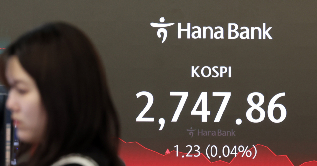 1일 서울 중구 하나은행 본점 딜링룸에서 직원이 업무를 보고 있다. 이날 코스피는 전장보다 1.23포인트(0.04%) 오른 2747.86에, 코스닥지수는 전 거래일보다 6.95포인트(0.77%) 상승한 912.45에 장을 마쳤다. 연합뉴스