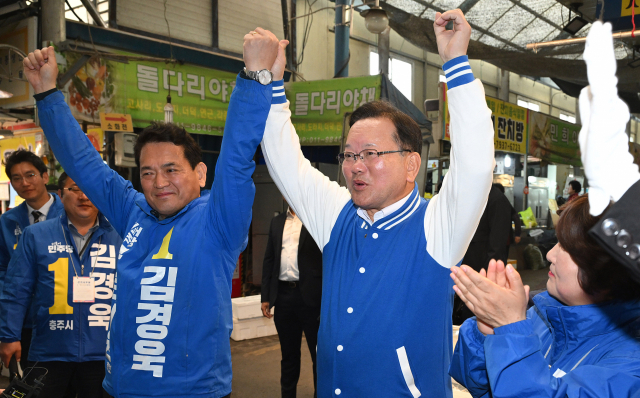 김부겸, 유세 중 조국혁신당 관계자 만나자…