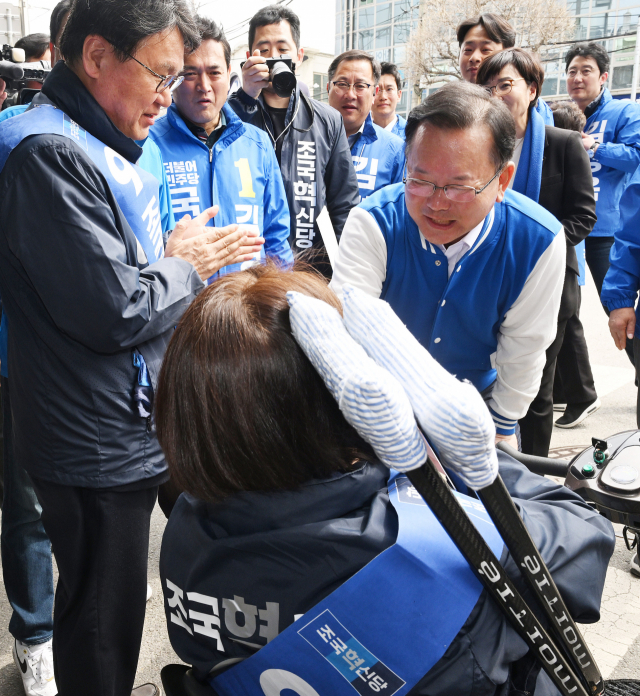 김부겸 더불어민주당 상임공동선대위원장이 2일 충북 충주시 무학시장을 방문해 김경욱 충주시 후보의 지지를 호소하던 중 마주친 조국혁신당 관계자들과 인사하고 있다. 충주=오승현 기자 2024.04.02