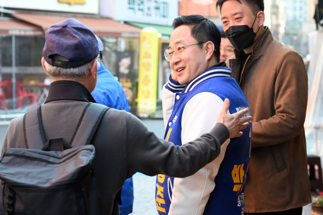 박성준(가운데) 더불어민주당 후보가 서울 중구 백학시장에서 주민들과 인사하고 있다. 권욱 기자