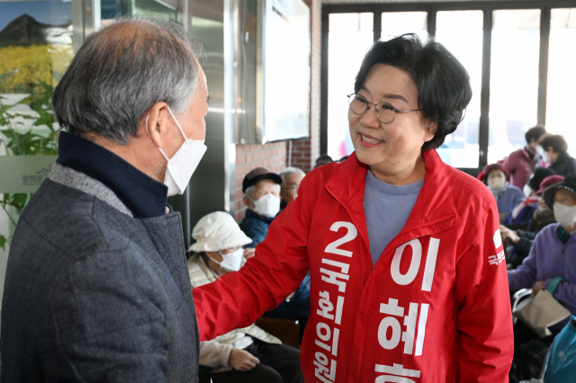 이혜훈(오른쪽) 국민의힘 후보가 서울 중구 광희문교회에서 주민들과 인사하고 있다. 권욱 기자
