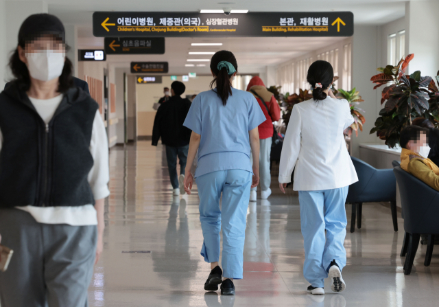 의정 갈등이 계속되고 있는 2일 서울의 한 대학병원에서 의료진이 이동하고 있다. 연합뉴스