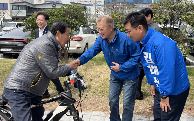 문재인 전 대통령이 2일 울산시 동구를 찾아 4·10 총선 더불어민주당 김태선 후보와 함께 지역민을 만나고 있다. 사진제공=더불어민주당