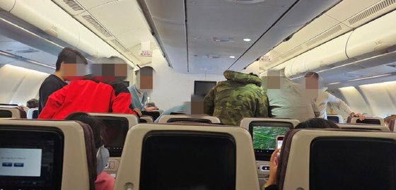 3월 25일 인천공항을 출발해 네팔 카트만두로 향하던 대한항공 여객기 안에서 승객이 의식을 잃자 승무원과 다른 승객들이 응급 조치를 실시하고 있다. 연합뉴스