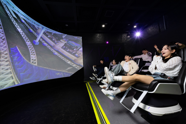 이용객들이 서울 잠실 롯데월드에서 국내 최초 실감형 어트랙션 ‘5G 아트란티스’를 체험하고 있다. 사진 제공=롯데월드