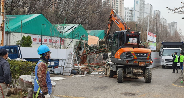 불법 무단점유시설 행정대집행 중인 서초구. 사진 제공=서초구청