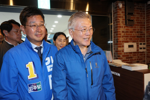 2일 오전 울산 동구 보성학교 찾은 문재인 전 대통령. 연합뉴스