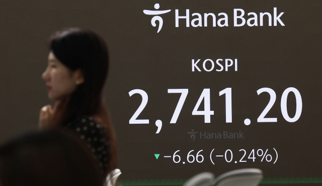 코스피가 전날보다 3.71포인트(0.14%) 내린 2744.15로 시작한 2일 서울 중구 하나은행 본점 딜링룸에서 딜러들이 업무를 보고 있다. 연합뉴스