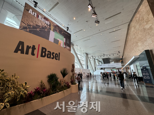 아트 바젤 홍콩 2024가 완전체의 모습으로 컴백했다. 홍콩 컨벤션 센터에서 26일부터 30일까지 총 242여개의 갤러리가 페어에 참가하였다.