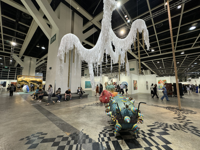 대형 조각 및 설치 작품을 선보이는 ‘인카운터스(Encounters)’ 섹션에서는 국제갤러리가 한국 작가 양혜규의 신작 '우발적 서식지 (Contingent Spheres)'를 다니엘 보이드(Daniel Boyd)의 설치 작업 '도안(Doan)'과 함께 선보였다.
