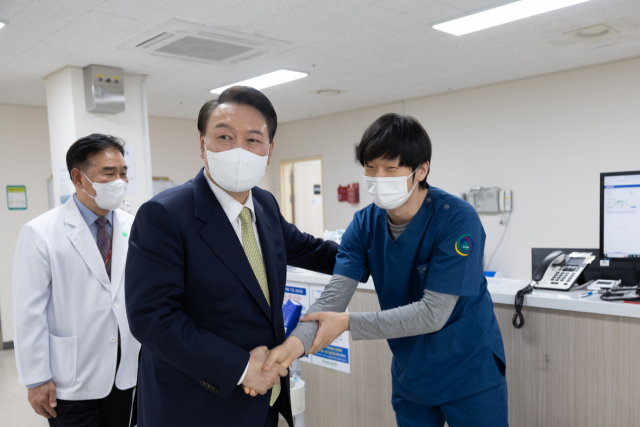 공주 의료원 방문한 尹 '지역 의료기관 인프라 구축 재정 투자 아끼지 않을 것'