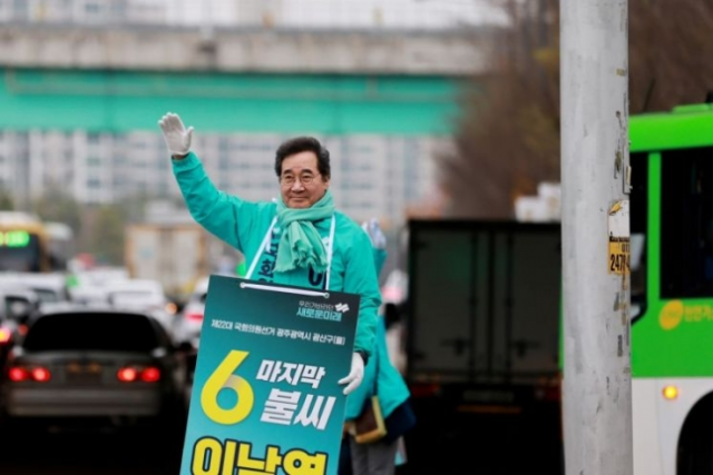 이낙연 새로운미래 공동대표가 4·10 총선 공식 선거운동 첫날인 28일 오전 광주 광산구 수완동 산월IC 인근에서 출근길 인사를 하고 있다. 사진 제공=새로운미래