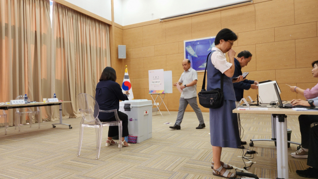 22대 국회의원선거 재외투표가 시작된 27일(현지 시간) 남아프리카공화국 프리토리아 주남아공 한국대사관에 마련된 재외투표소에서 재외유권자들이 투표하고 있다. 연합뉴스