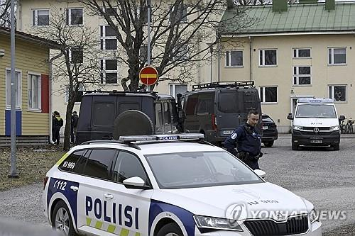 2일(현지시간) 총격이 발생한 핀란드 초등학교에 경찰이 출동한 모습. AP 연합뉴스