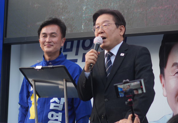 이재명 더불어민주당 대표가 2일 서울 동작구 남성역 인근에서 류삼영(동작을) 후보 지원 유세를 하고 있다. 연합뉴스