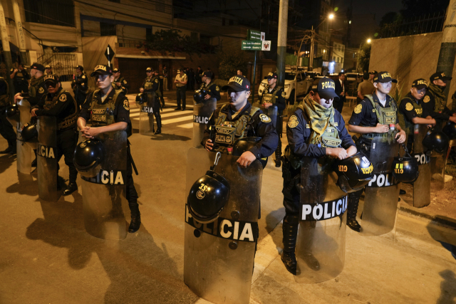 페루 경찰이 삼엄한 경비 속에 리마에 있는 볼루아르테 대통령의 자택을 압수수색하고 있다. 연합뉴스