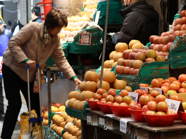 3월 10일 서울의 한 재래시장에서 시민들이 과일을 구매하고 있다. 연합뉴스.