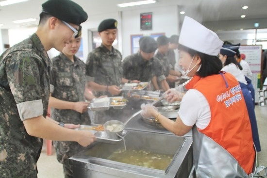부대에서 어머니 급식병이 장병들에게 급식을 배분하고 있다. /사진제공=대한민국 정책브리핑
