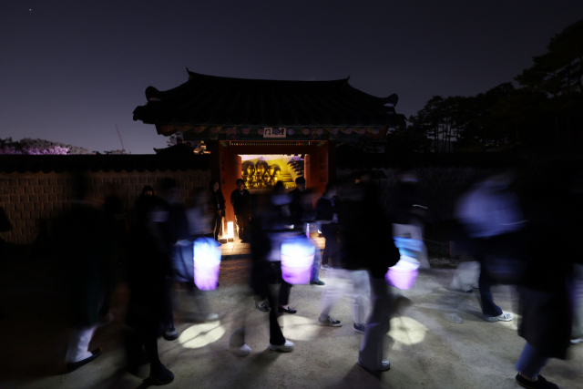 2일 ‘경복궁 별빛야행’ 사전행사에서 청사초롱을 든 관람객들이 궁궐을 걷고 있다. 연합뉴스