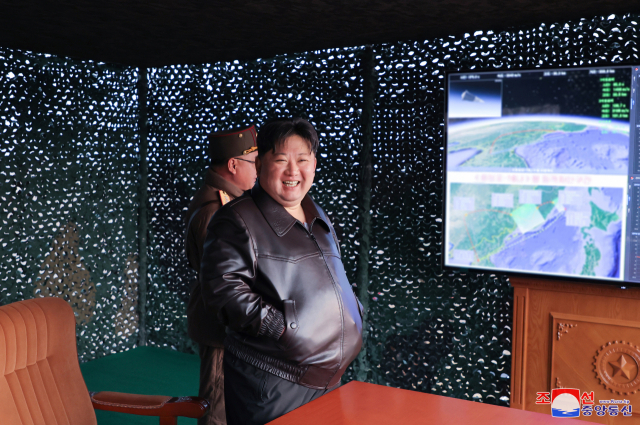 김정은 북한 국무위원장이 2일 '화성포-16나' 형의 첫 시험발사를 현지지도하고 있다. 연합뉴스