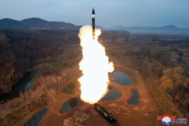북한의 중장거리 고체탄도미사일 ‘화성포-16나’ 형이 2일 시험발사되고 있다. 연합뉴스