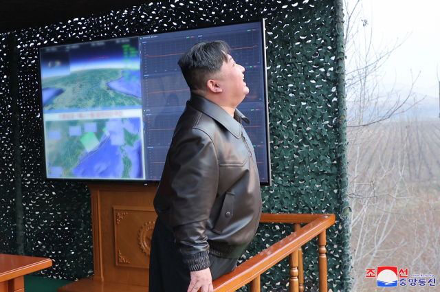 김정은 북한 국무위원장이 2일 '화성포-16나' 형의 첫 시험발사를 바라보고 있다. 연합뉴스