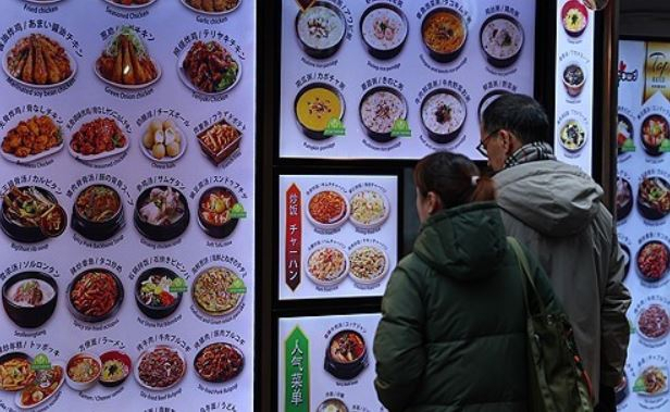 '점심 아무리 싸게 먹어도 만 원'…자고 나면 오르는 김밥 가격 3년째 '지붕킥'