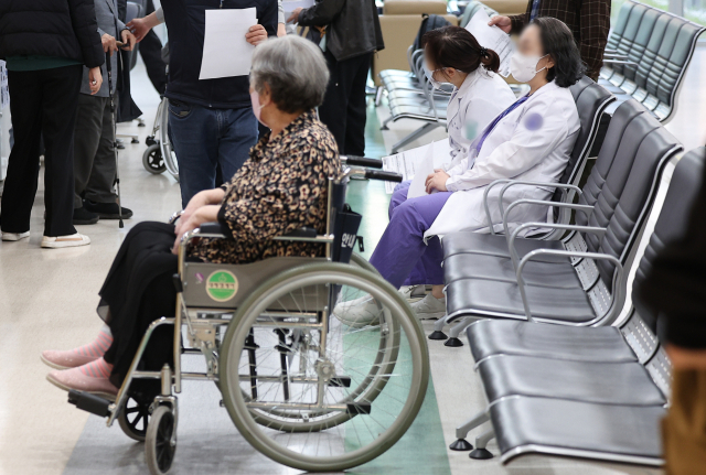 2일 대구 한 대학병원에서 환자와 의료 관계자가 진료 접수대에 앉아 있다. 연합뉴스