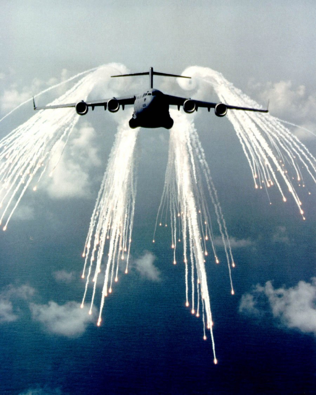 C-17A ‘글로브마스터Ⅲ’ 수송기가 적 미사일 교란용 플레어(flare)를 발사하는 장면. 사진 제공=미 공군