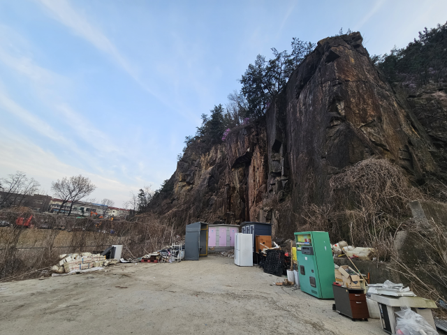 2일 서울 관악구 남현동 채석장 부지에 폐기물에 쌓여 있는 모습. 김태영 기자