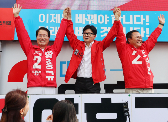 [영상]'한동훈 개XX야' 유세장 난동…경찰이 막으려 하자 韓 '그냥 얘기하라 하세요'